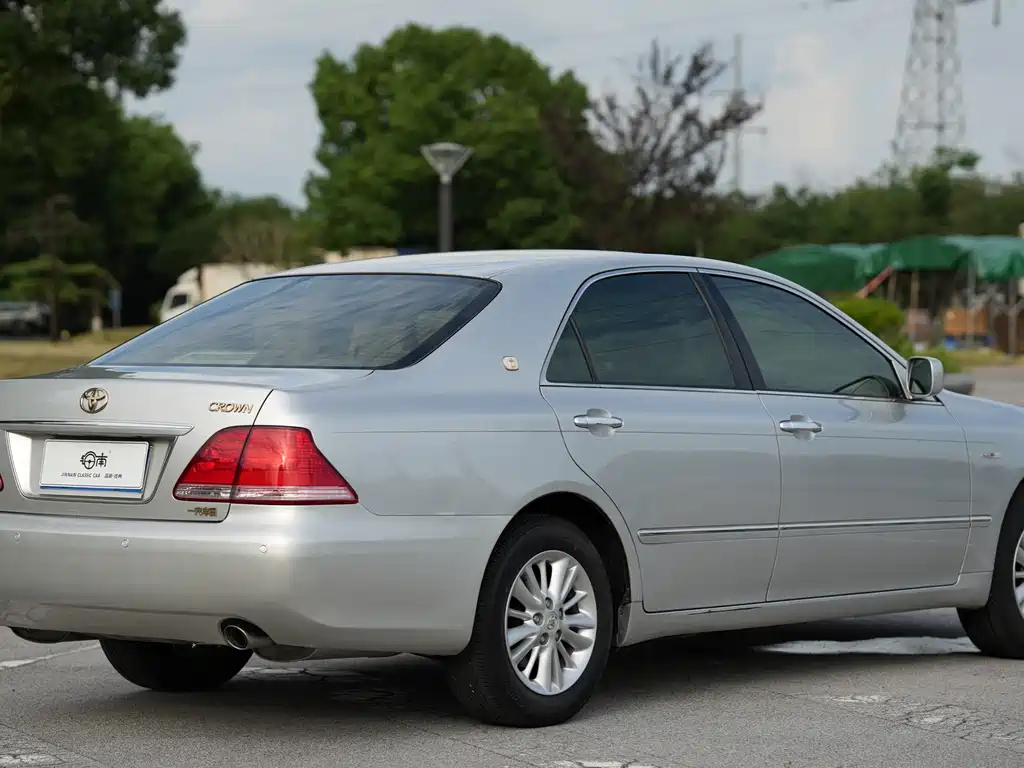 Toyota Crown — миниатюра 2
