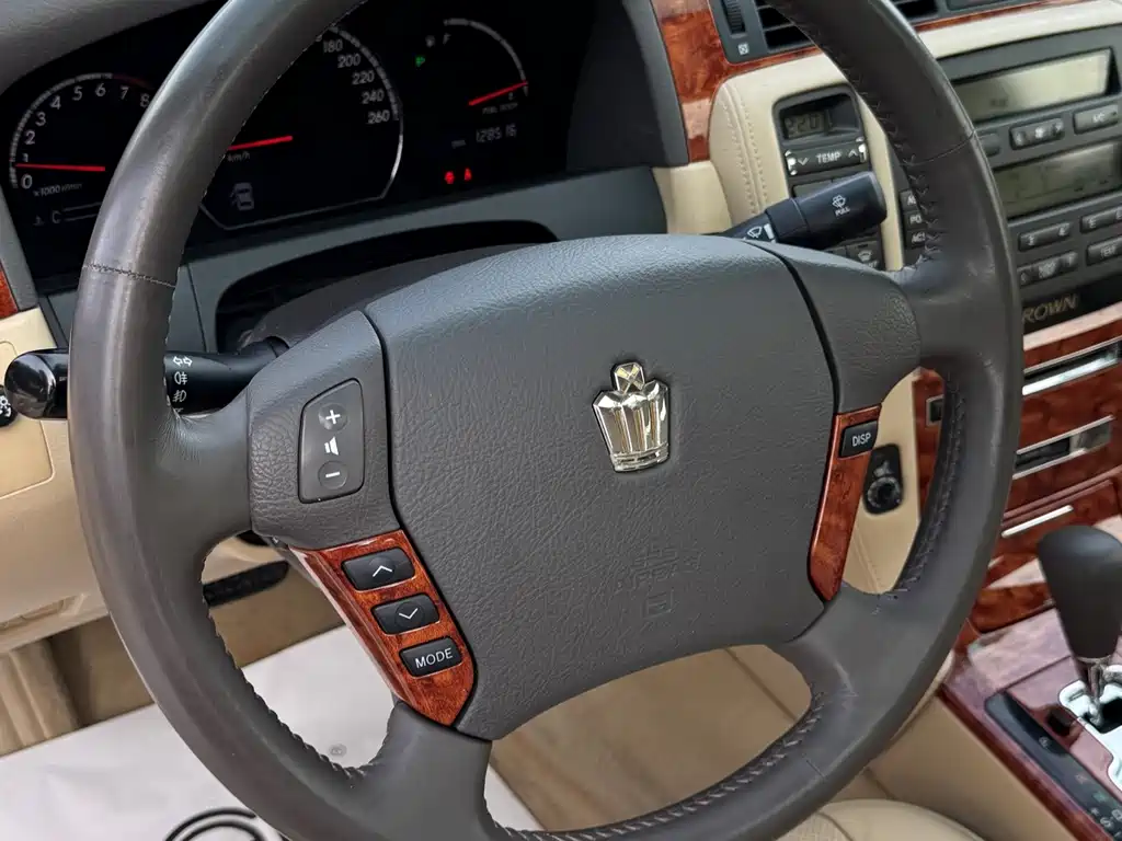 Toyota Crown — миниатюра 18