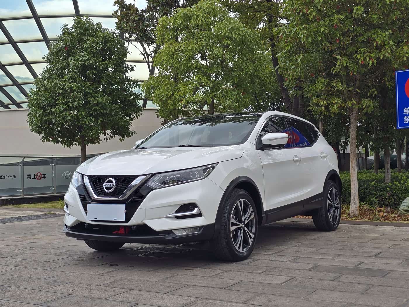 Nissan Qashqai 2.0 л 2021 г. Белый, пробег 36000 км