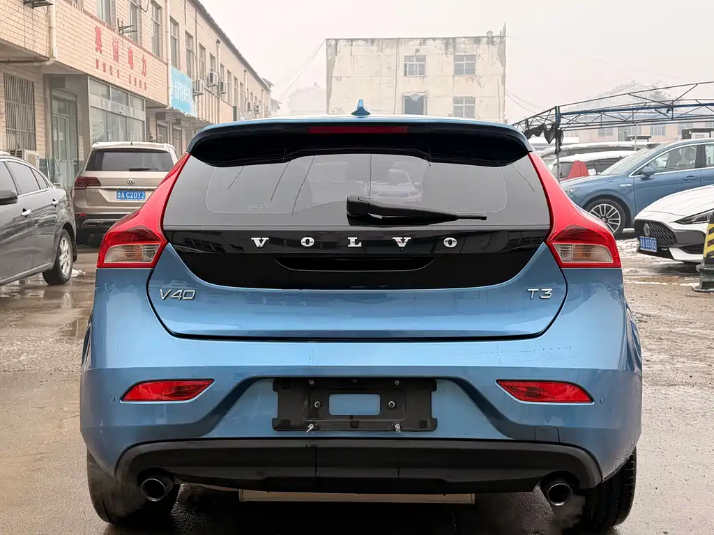 VOLVO V40