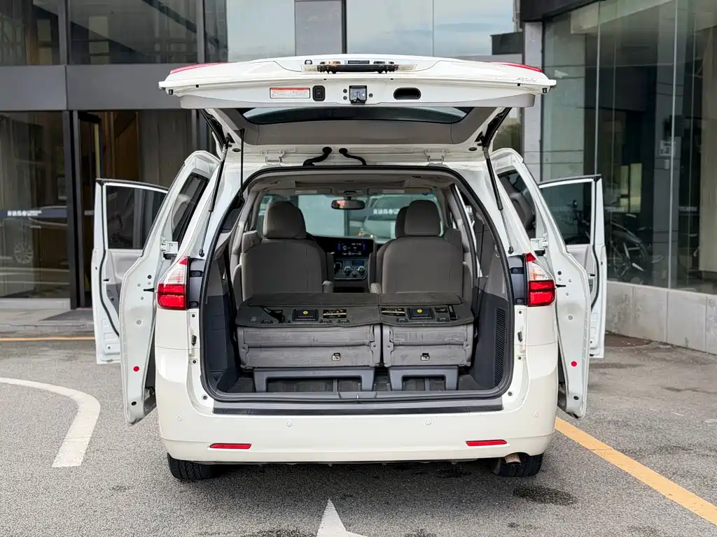 Toyota Sienna — миниатюра 18