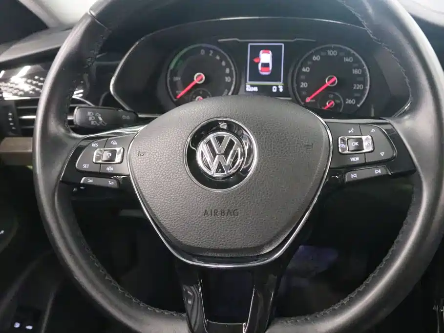 Volkswagen Passat PHEV — миниатюра 6