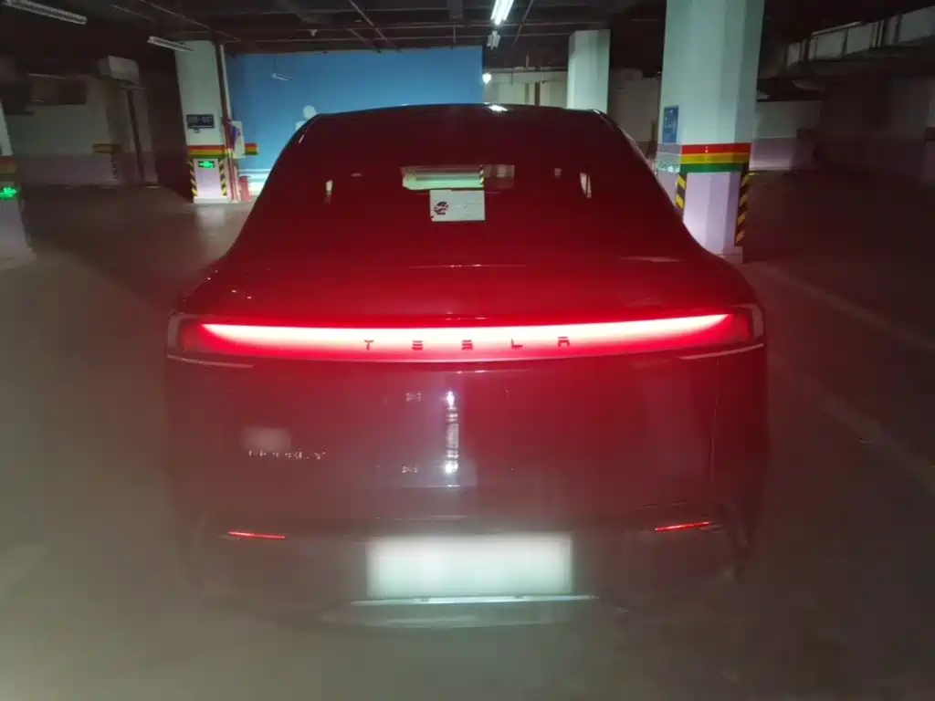 Tesla Model Y — миниатюра 6