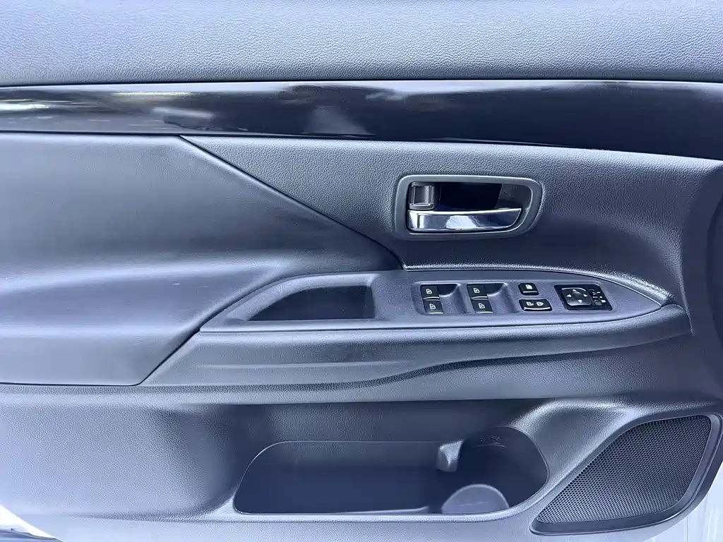 Mitsubishi Outlander — миниатюра 9