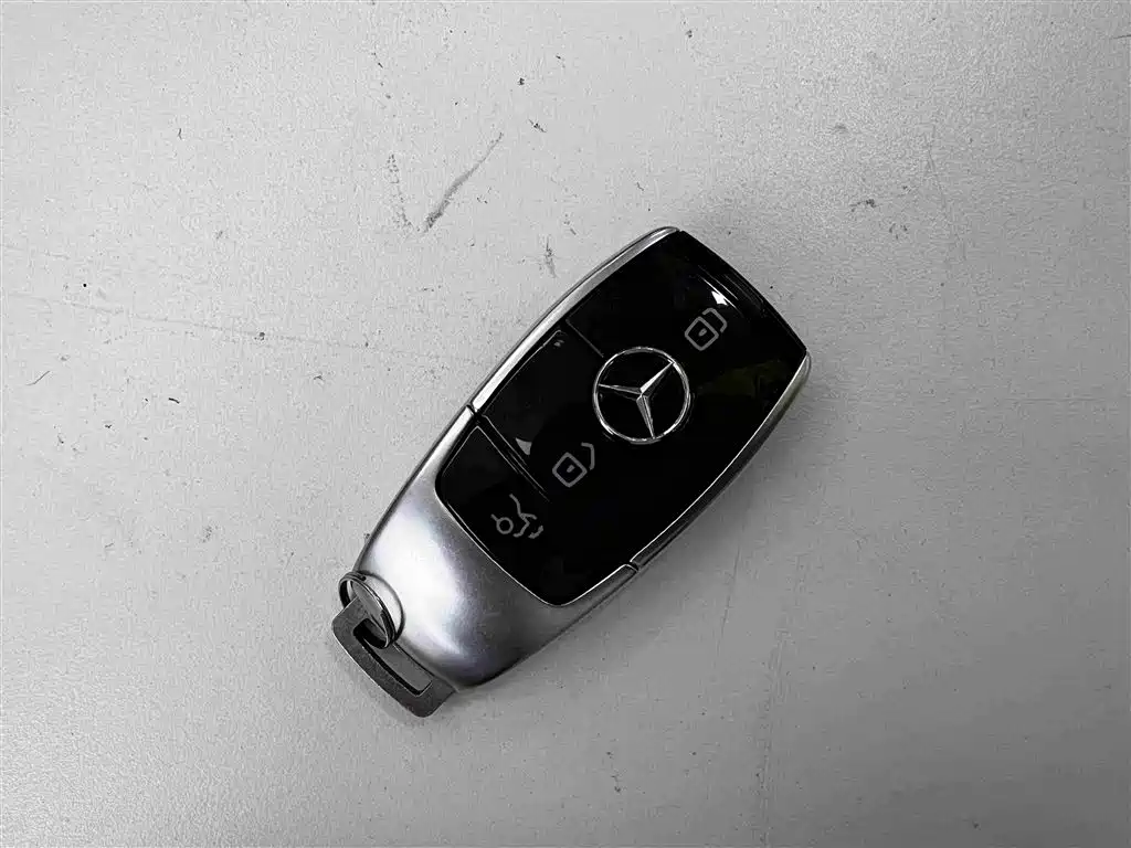 Mercedes-Benz E-Class — миниатюра 8