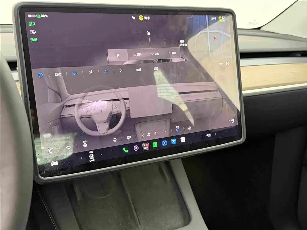 Tesla Model Y — миниатюра 12