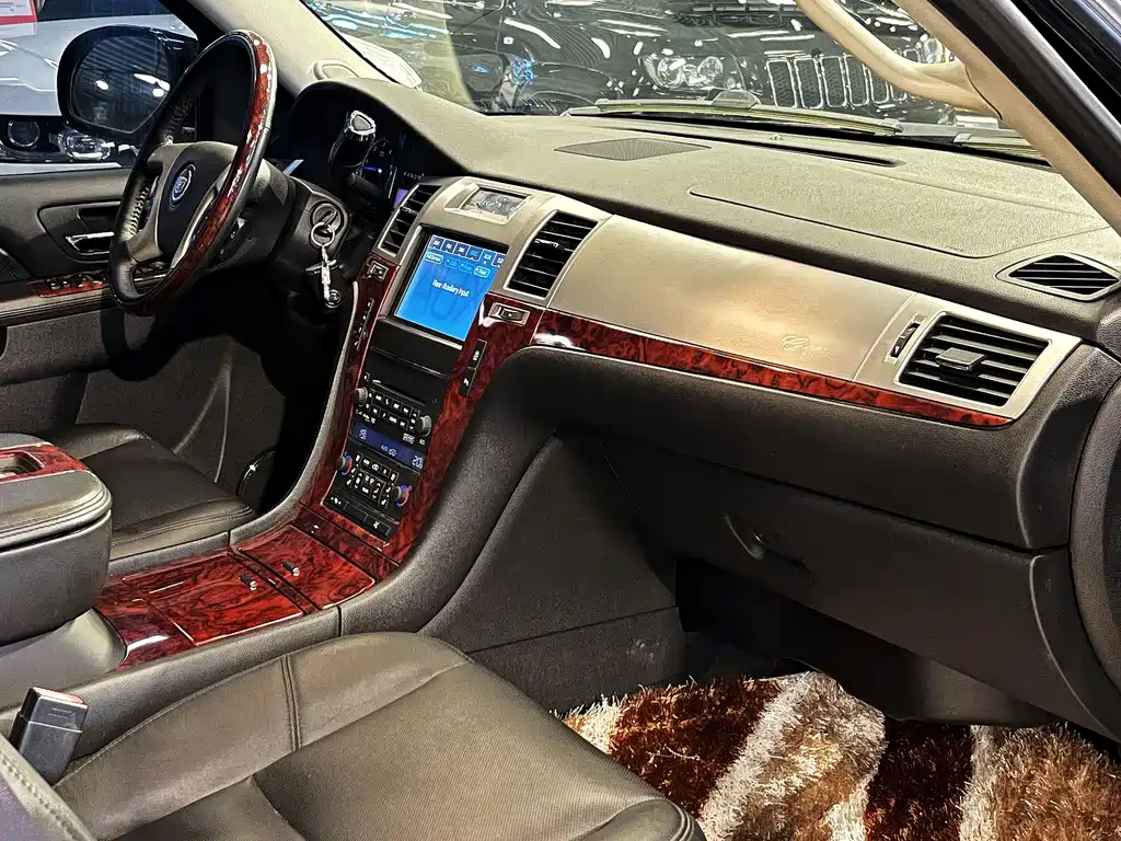 Cadillac Escalade — миниатюра 10