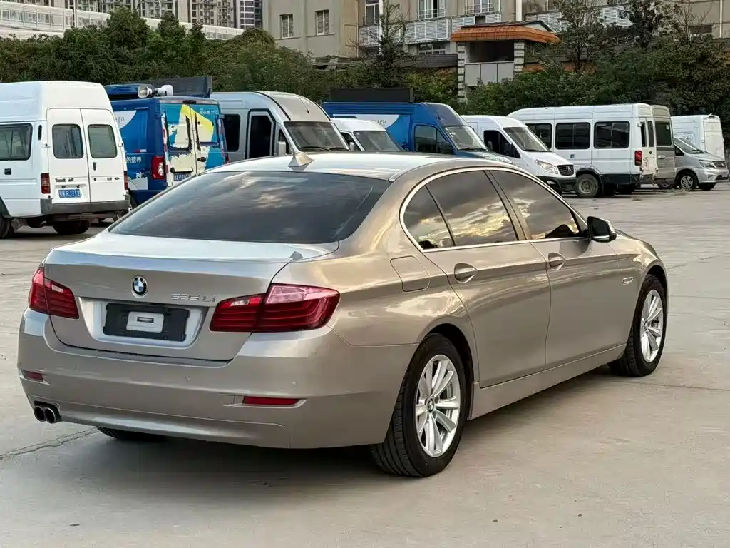 BMW 5 Series — миниатюра 9