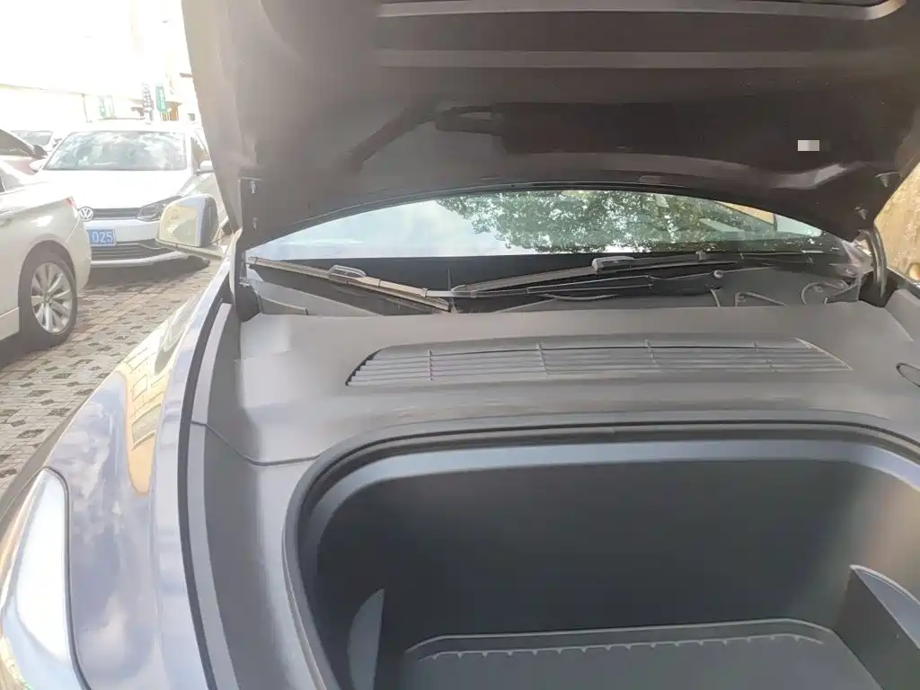 Tesla Model Y — миниатюра 21
