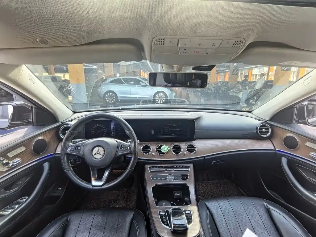 Mercedes-Benz E-Class — миниатюра 6