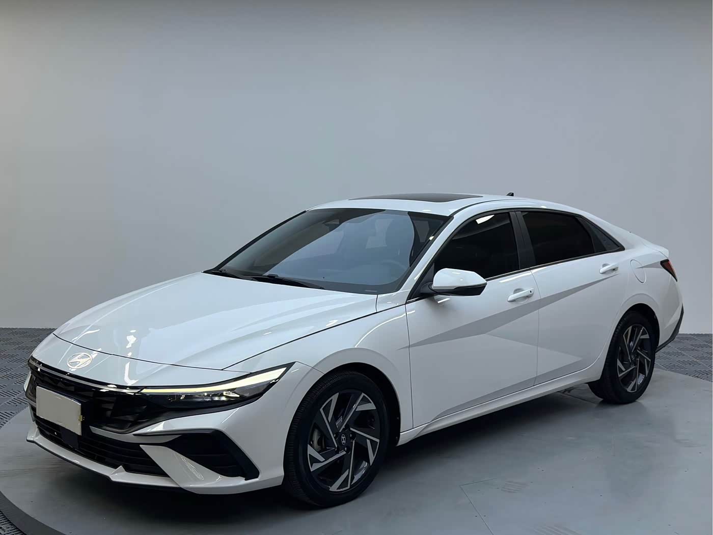 Hyundai Elantra 1.4 л 2024 г. Белый, пробег 24200 км