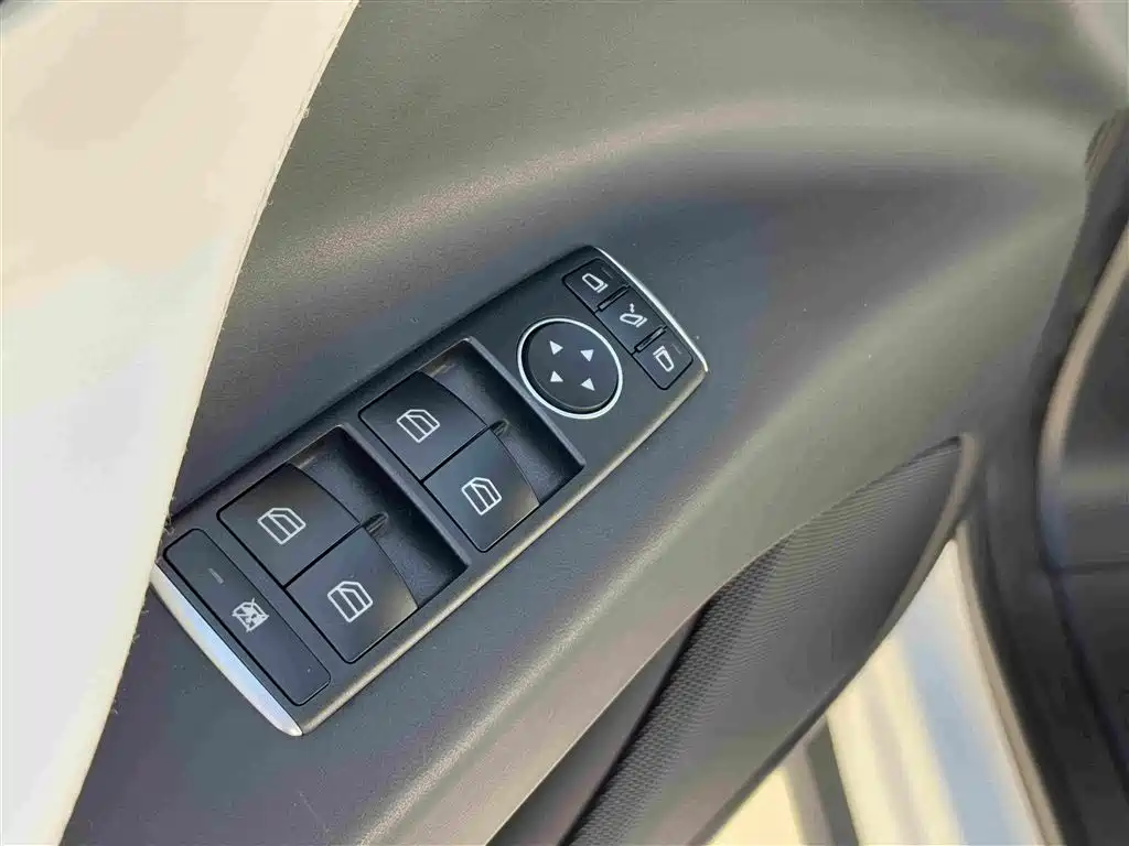 Tesla Model X — миниатюра 9
