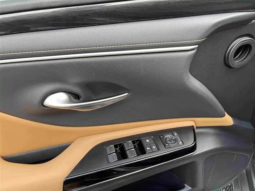 Lexus ES — миниатюра 11