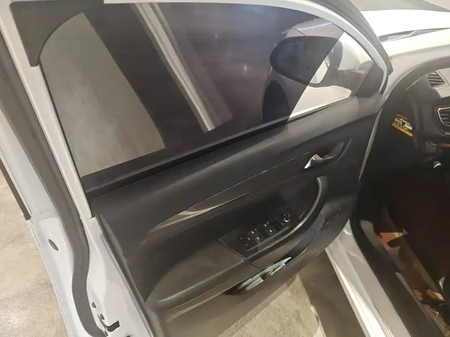 Roewe 360 — миниатюра 7