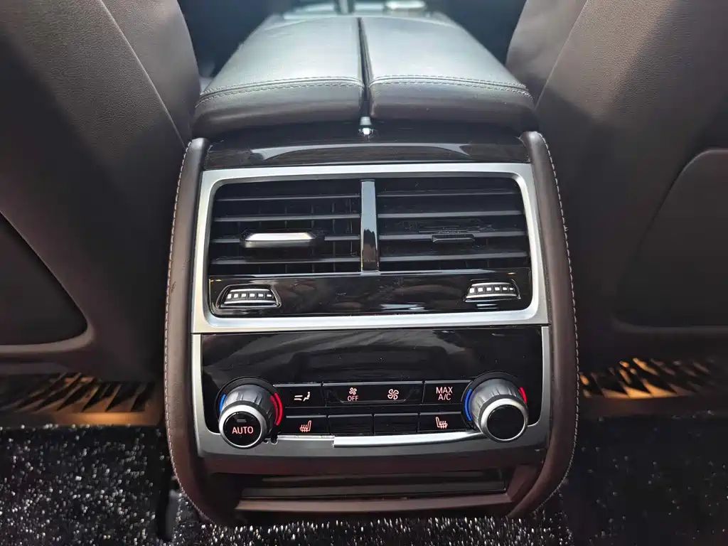 BMW 7 Series — миниатюра 24