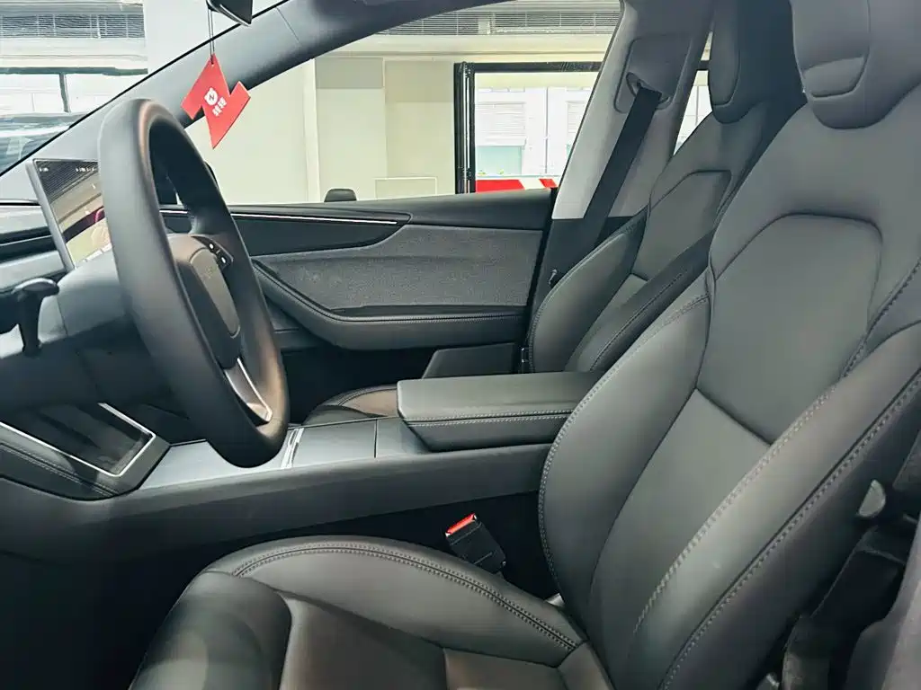 Tesla Model Y — миниатюра 8