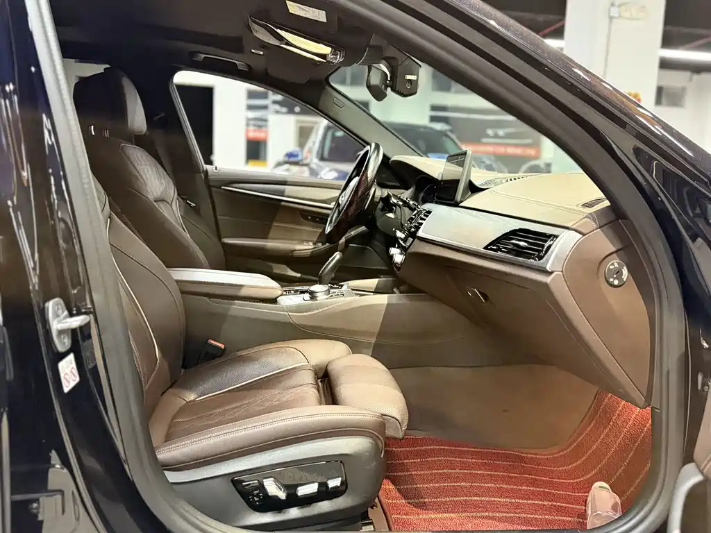 BMW 5 Series — миниатюра 7