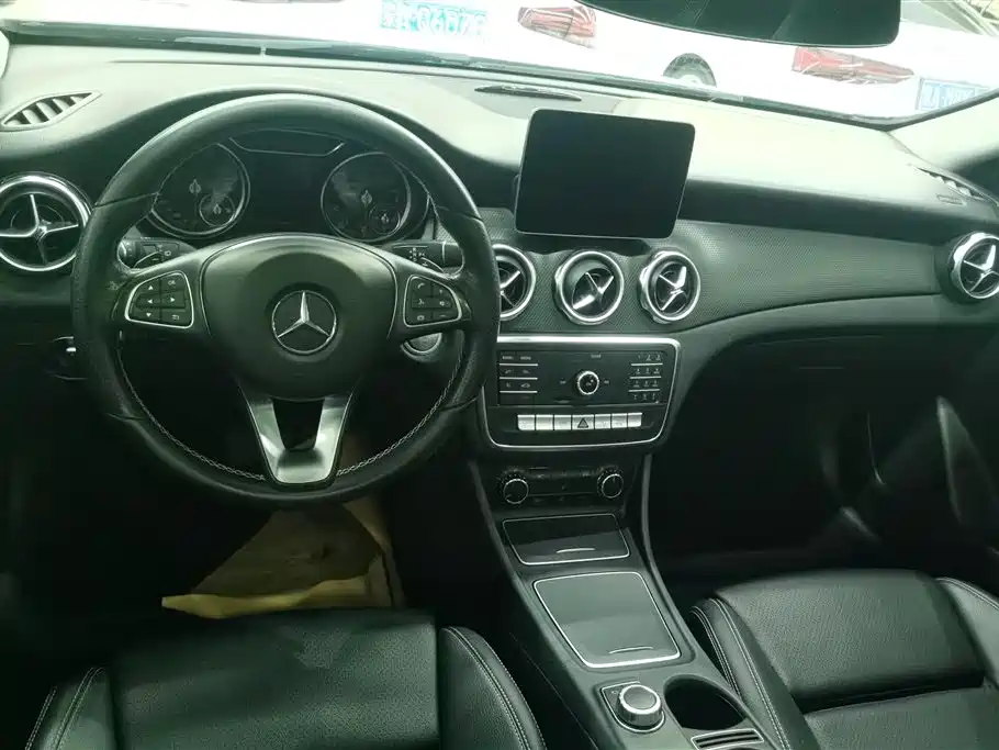 MERCEDES-BENZ GLA