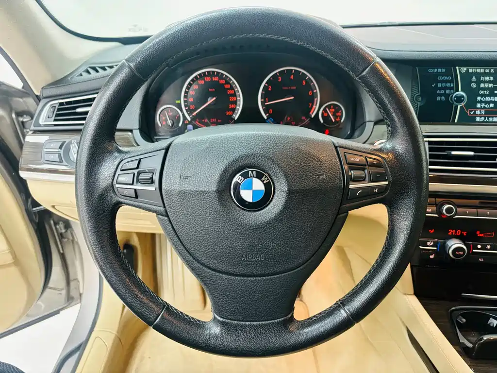 BMW 7 Series — миниатюра 13