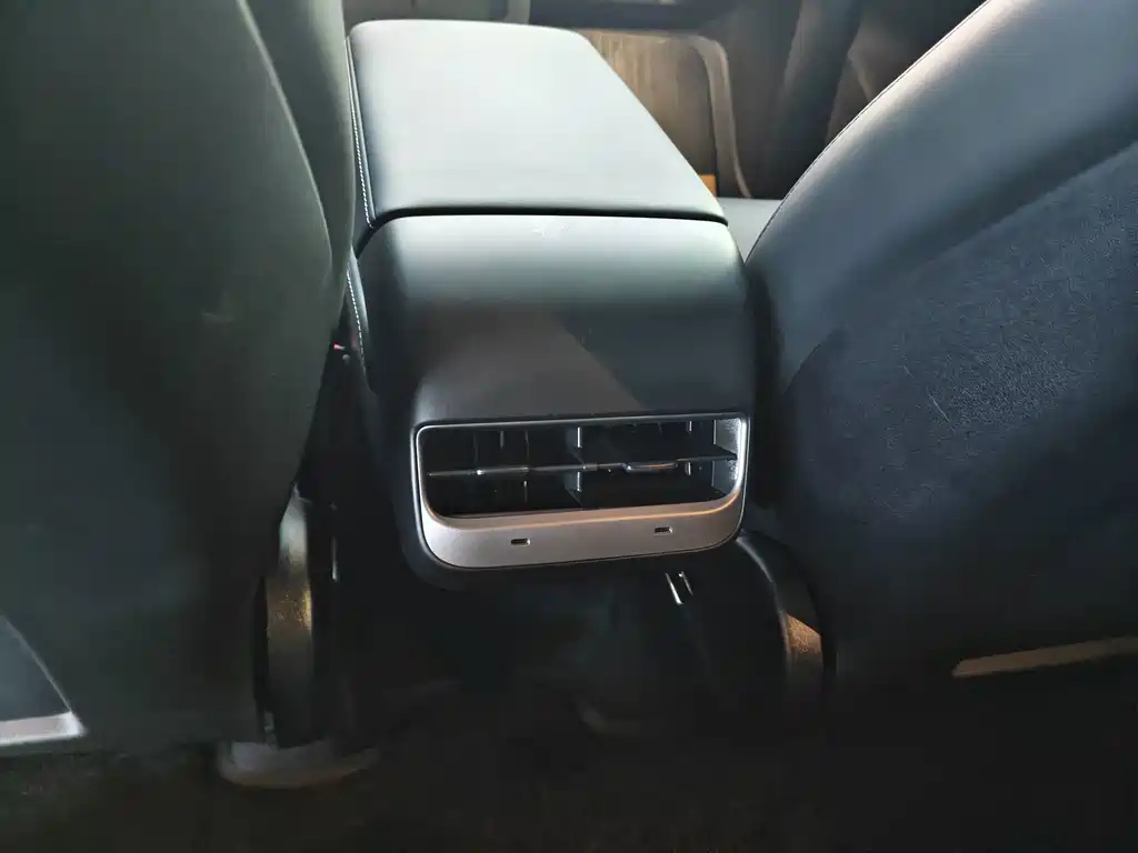 Tesla Model Y — миниатюра 12