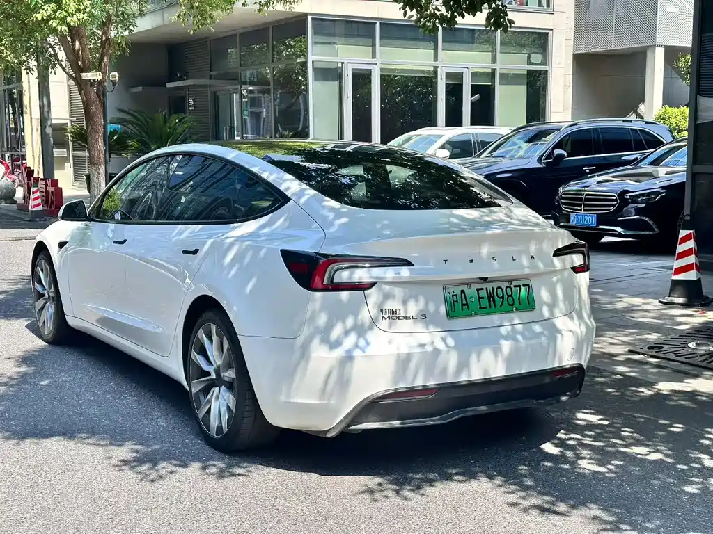Tesla Model 3 — миниатюра 7