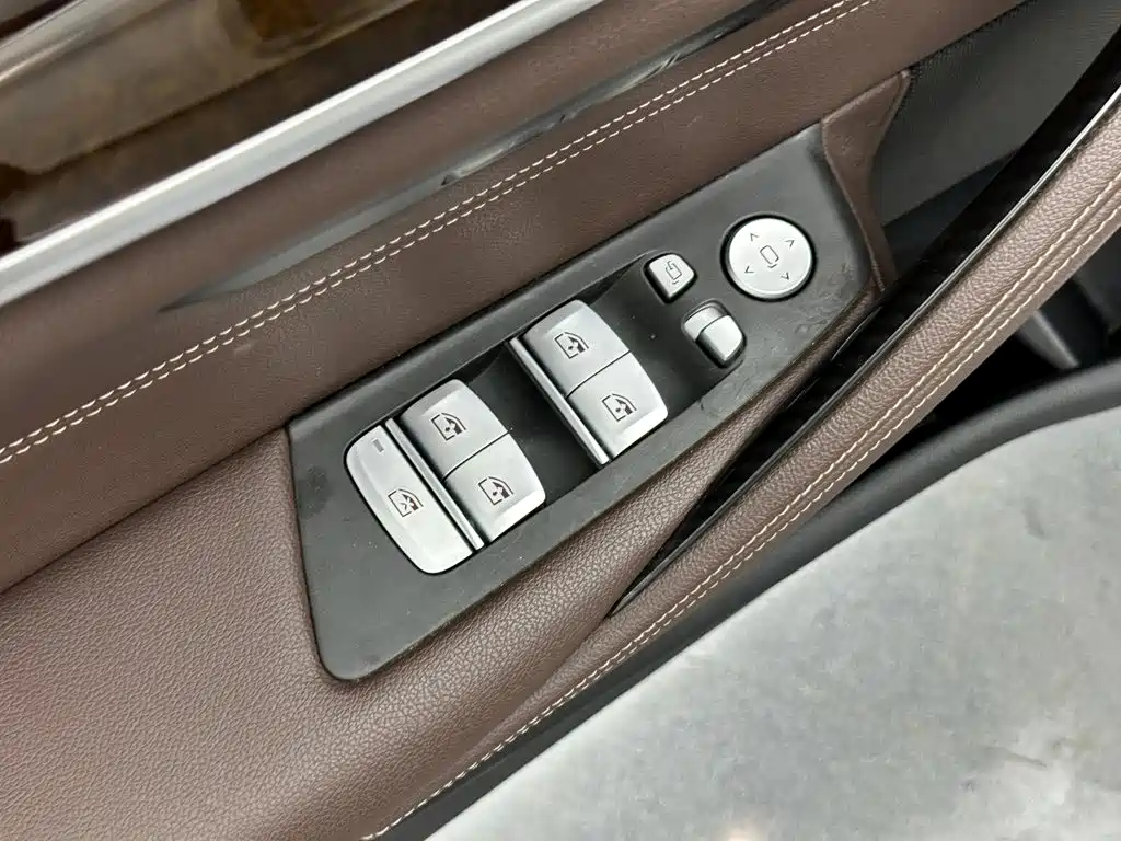 BMW 5 Series — миниатюра 12