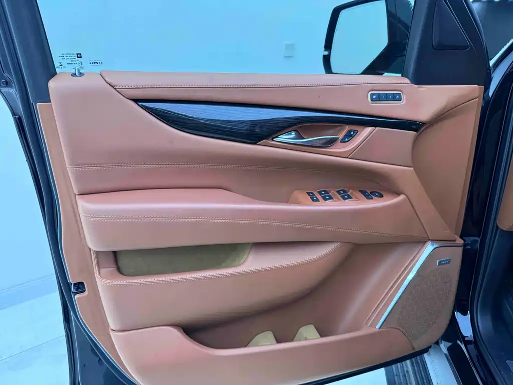 Cadillac Escalade — миниатюра 16