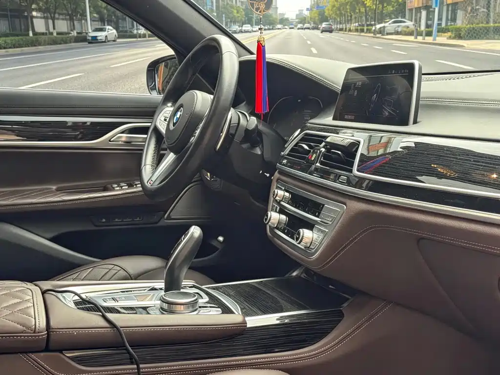 BMW 7 Series — миниатюра 12