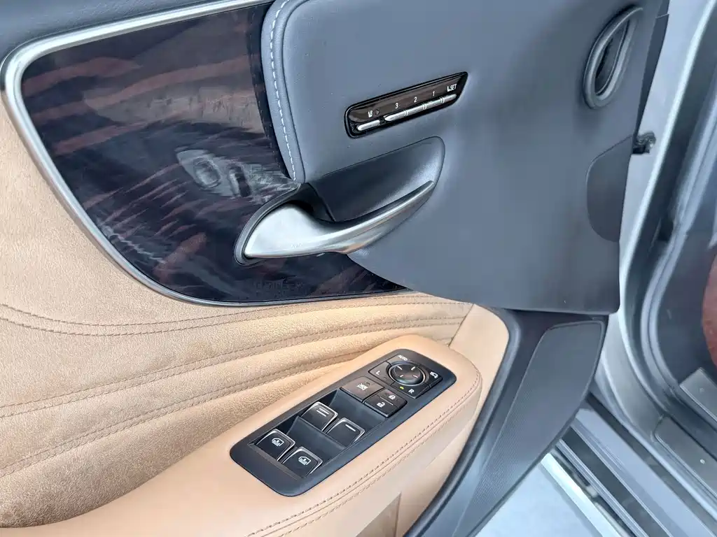 Lexus LS — миниатюра 17