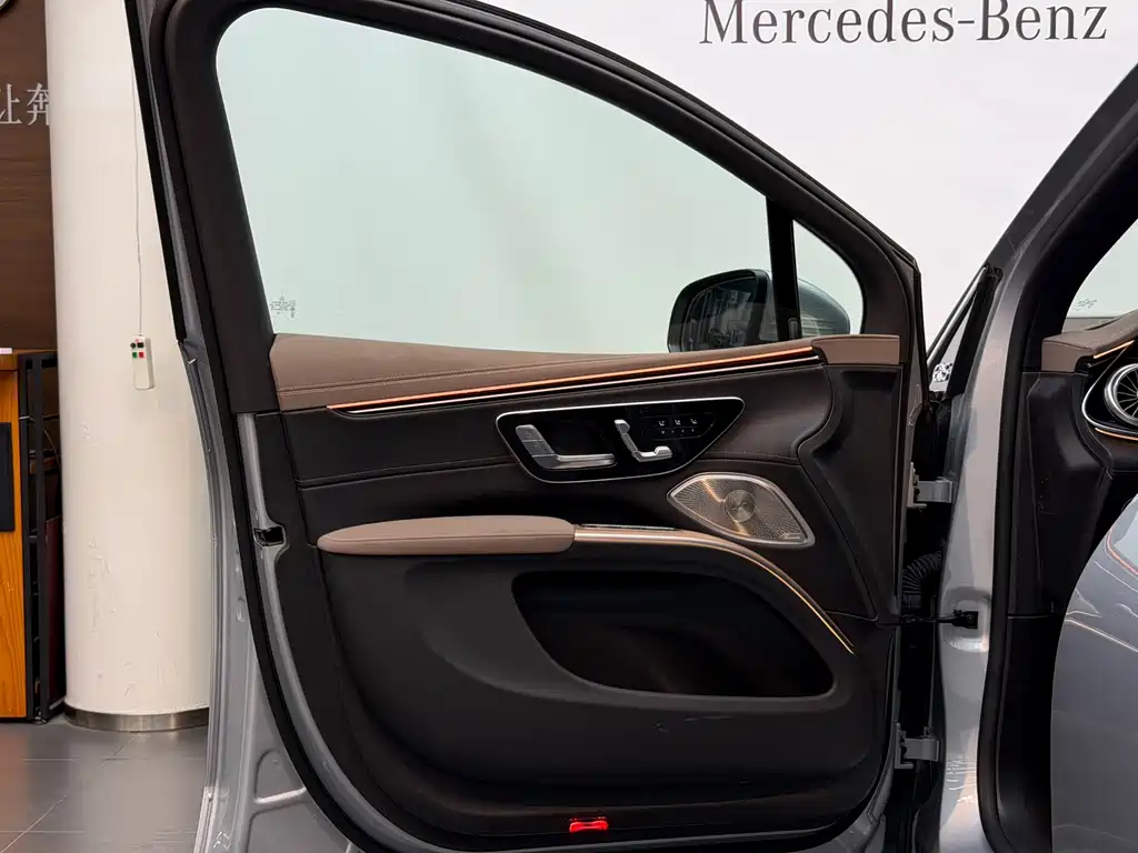 MERCEDES-BENZ EQS SUV