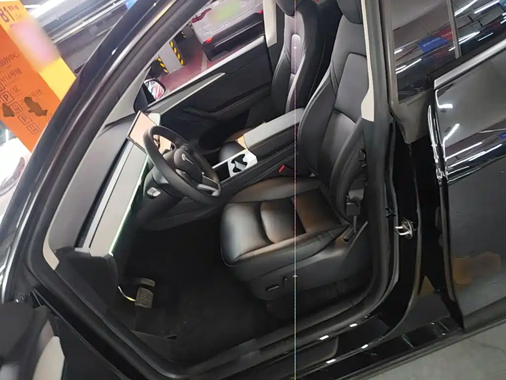 Tesla Model Y — миниатюра 15