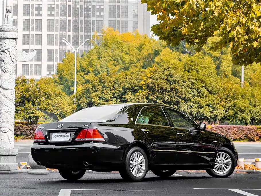 Toyota Crown — миниатюра 6
