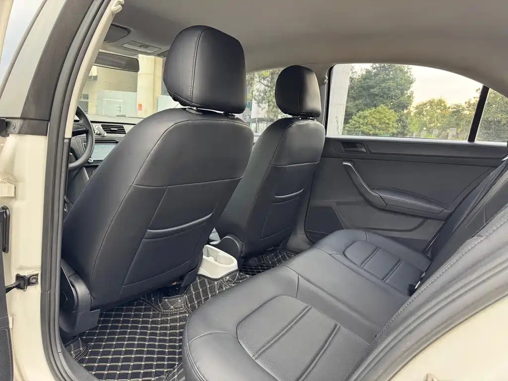 Skoda Rapid — миниатюра 5