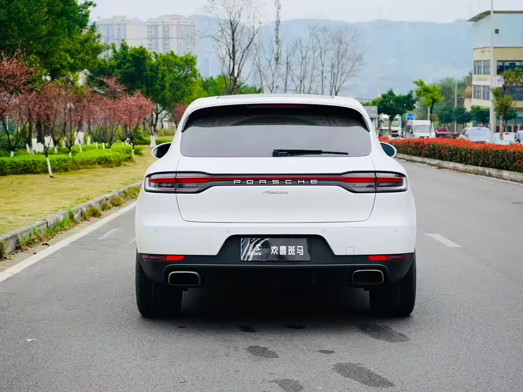 PORSCHE MACAN
