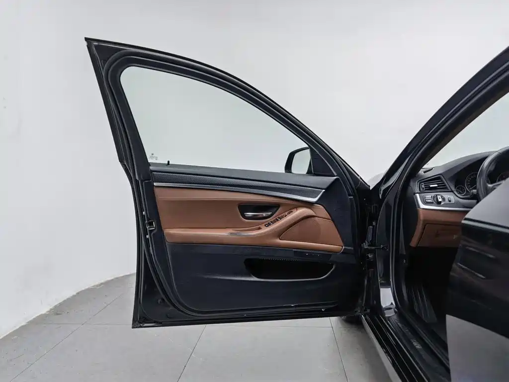 BMW 5 Series — миниатюра 8