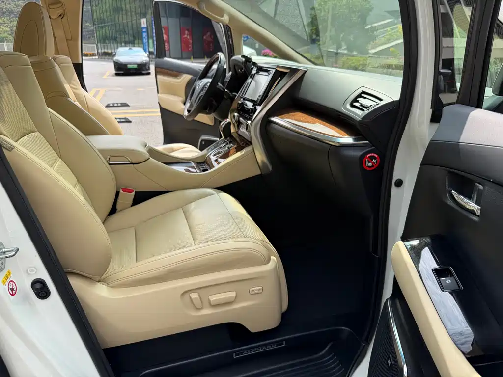 Toyota Alphard — миниатюра 9