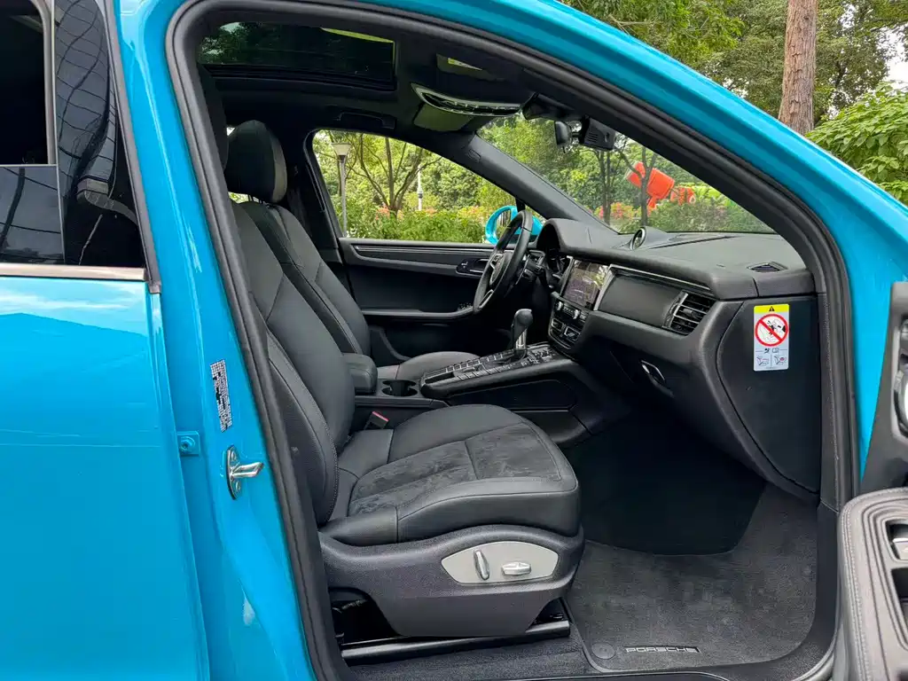 PORSCHE MACAN