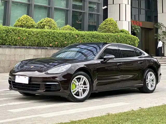 PORSCHE PANAMERA