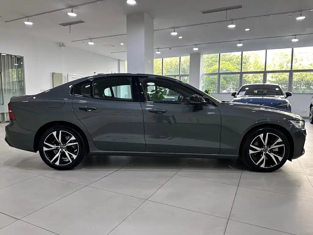 Volvo S60 2026 B5 Sport