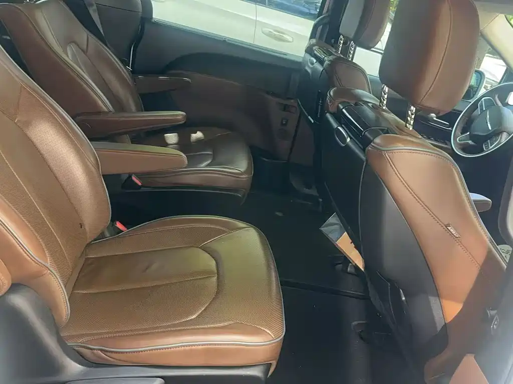 Chrysler Grand Voyager (Import) — миниатюра 4