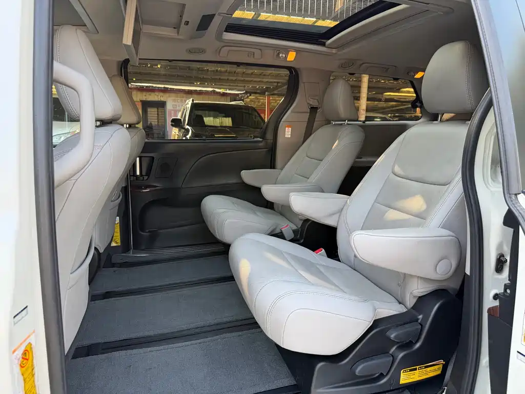 Toyota Sienna — миниатюра 12