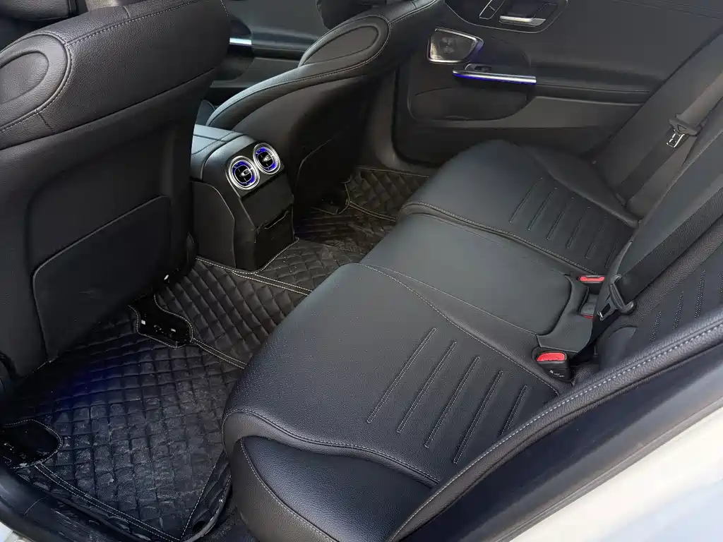 Mercedes-Benz C-Class — миниатюра 6