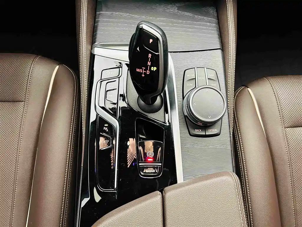 BMW 5 Series — миниатюра 17
