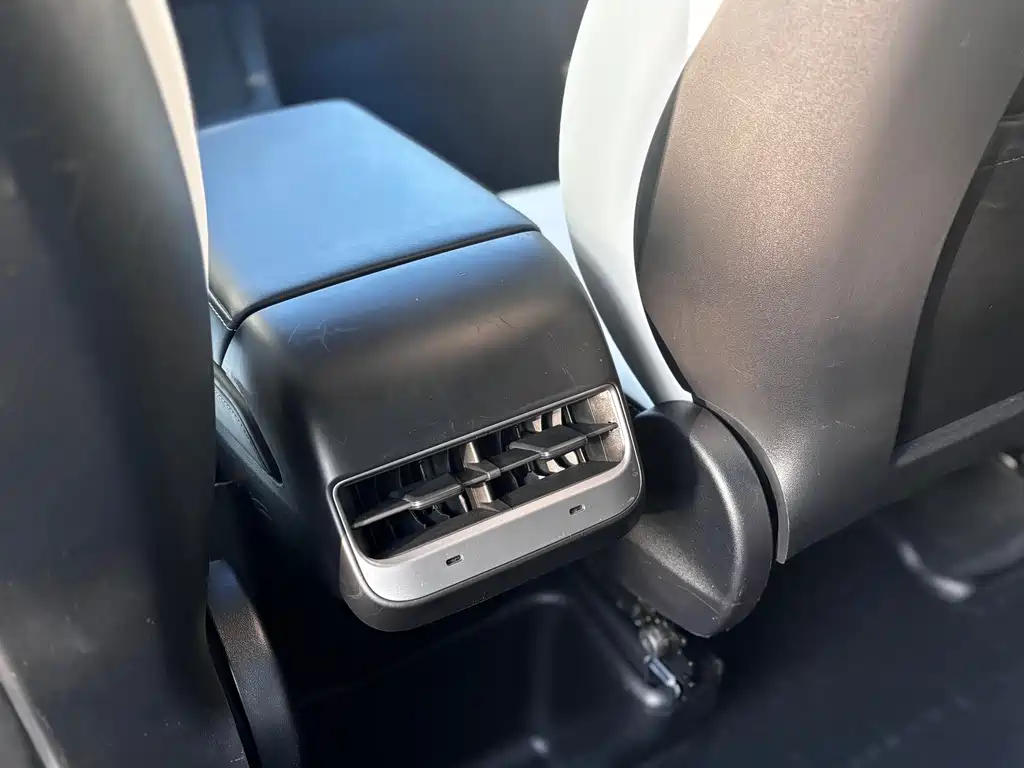 Tesla Model Y — миниатюра 20