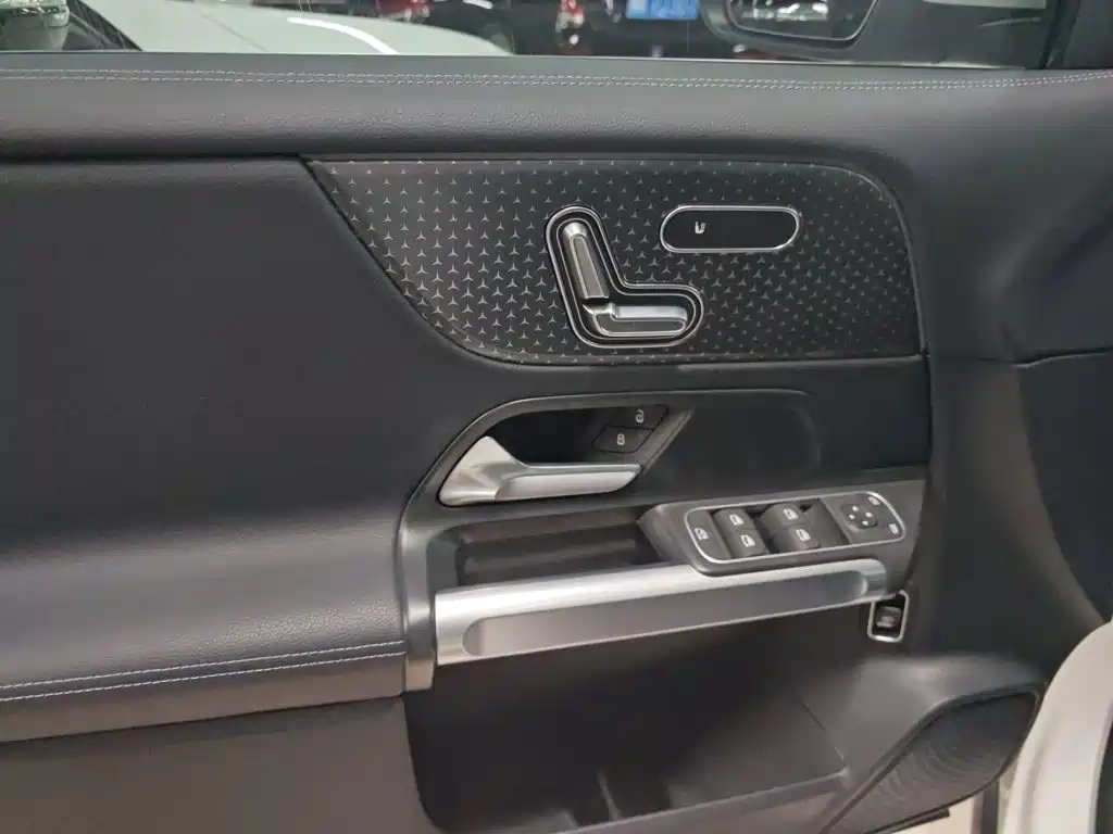 Mercedes-Benz GLB — миниатюра 11