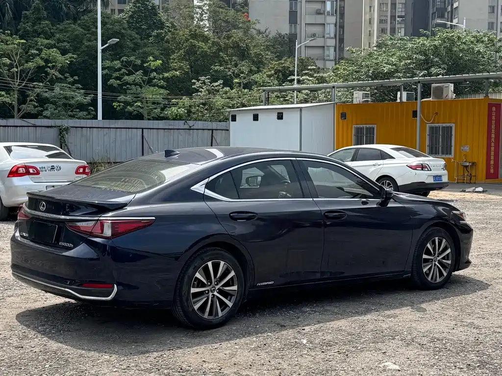 Lexus ES 2018 300h V