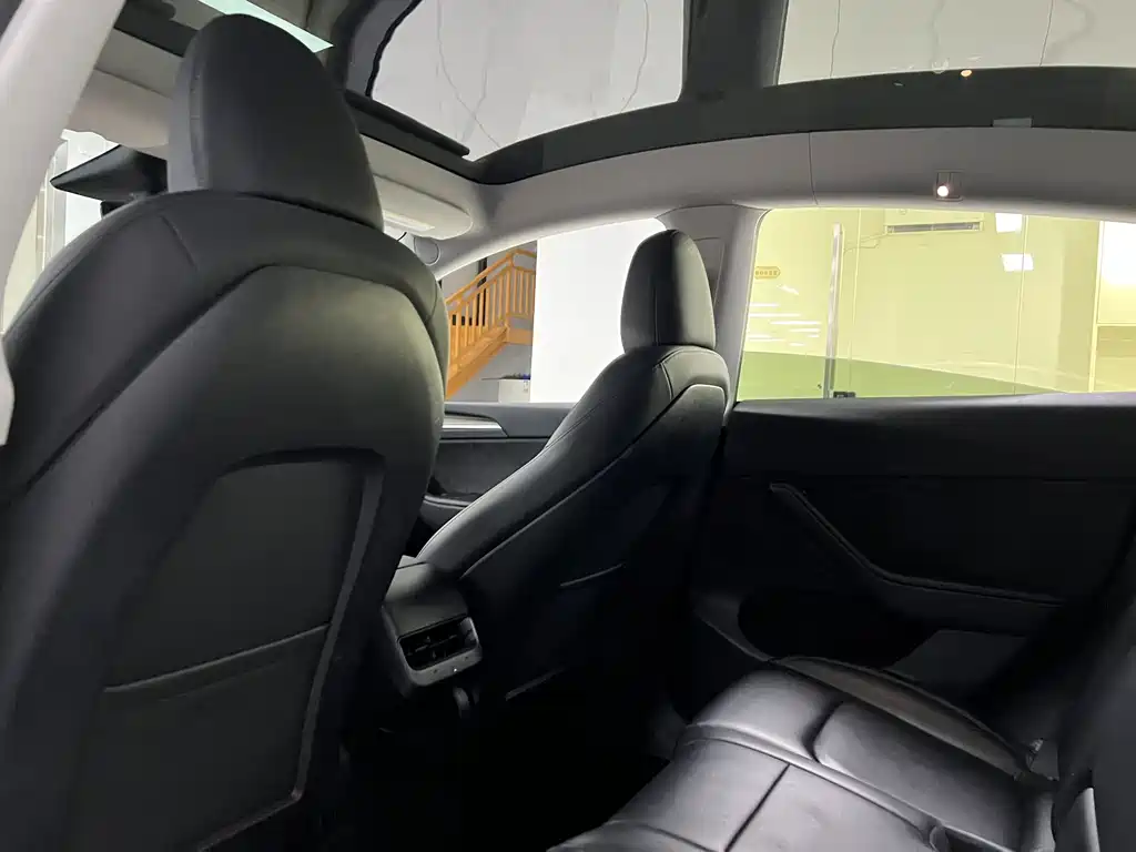 Tesla Model Y — миниатюра 14