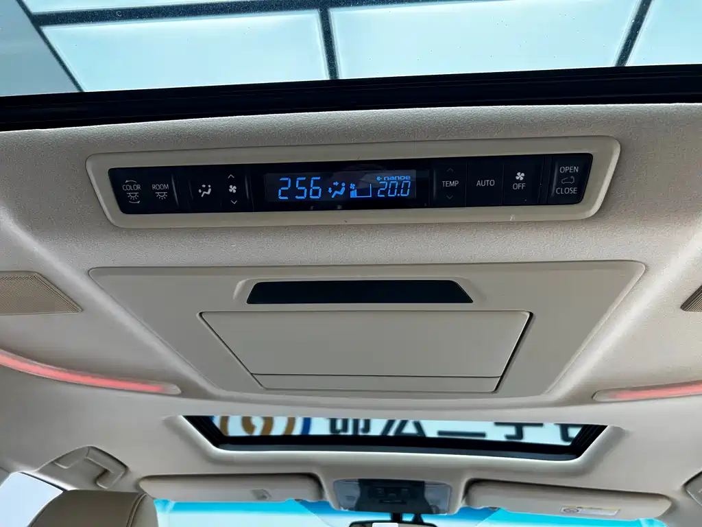 Toyota Alphard — миниатюра 25