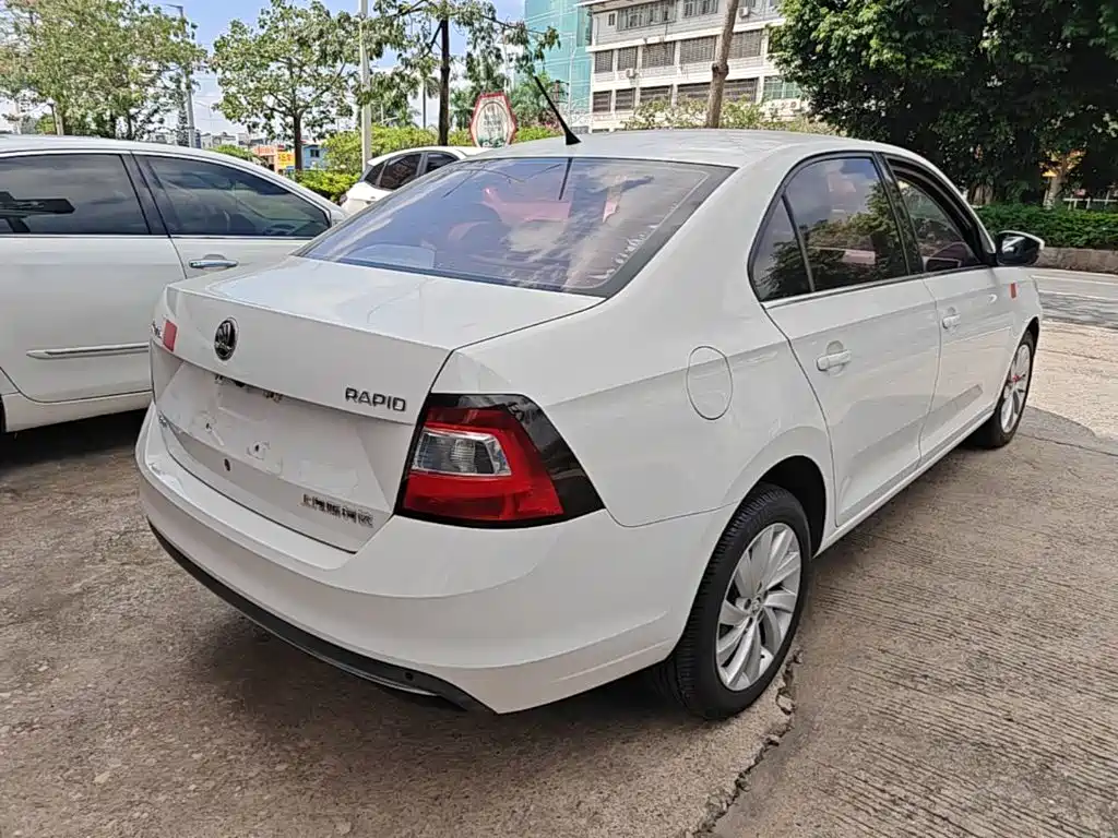 Skoda Rapid — миниатюра 7