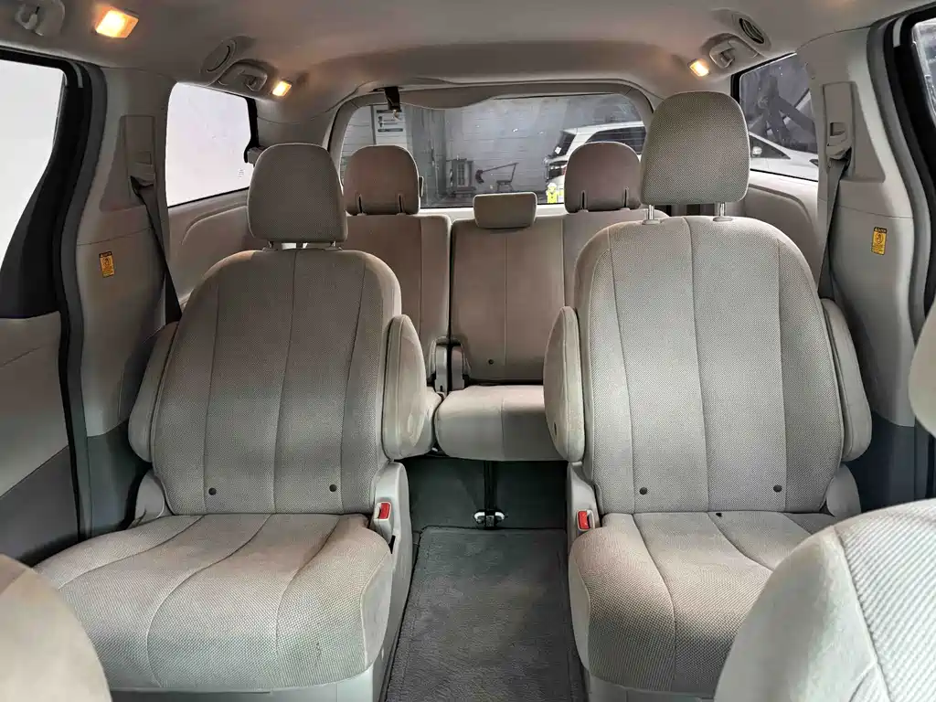 Toyota Sienna — миниатюра 12